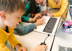 Četvrtaci programiraju pomoću mikrobitova