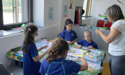 Nastavnica sa decom za stolom