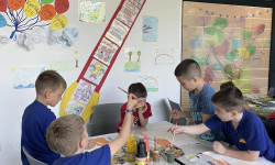 Učenici slikaju akvarelom