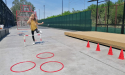 Učenica preskače prepreku