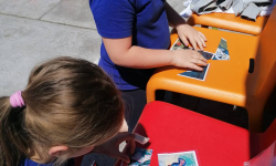 Učenice sklapaju slike