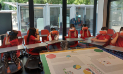 Učenici gledaju okolo kroz VR naočare