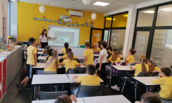 Učenici slušaju predavanje