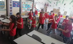 Učenici plešu u učionici