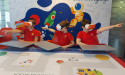 Učenici pokazuju dok gledaju kroz VR naočare