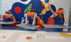 Učenici pokazuju šta vide kroz VR