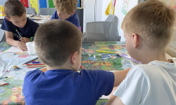 Učenici slikaju za stolom