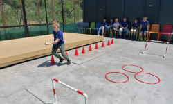 Učenik radi vežbu sa čunjevima