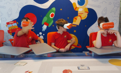 Učenik pokazuje šta vidi kroz VR naočare