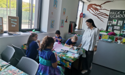 Učiteljica nadgleda učenice