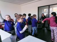 Učenici pevaju pesme u školi Učenici pevaju pesme u školi