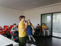 Đak u osnovnoj školi peva na mikrofon Đak u osnovnoj školi peva na mikrofon