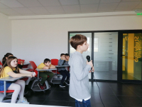 Dečak peva na mikrofon Dečak peva na mikrofon