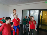 Đaci pevaju na mikrofon Đaci pevaju na mikrofon