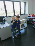 Devojčice pevaju na mikrofon Devojčice pevaju na mikrofon
