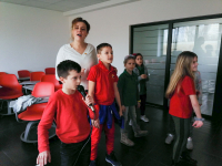 Učenik Savremene škole peva karaoke Učenik Savremene škole peva karaoke