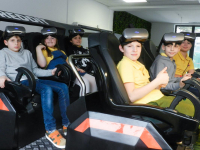 Učenici koriste VR naočare Učenici koriste VR naočare