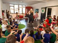 Alisa u zemlji umetnosti 01