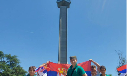 Učenici sa srpskom zastavom ispred Avalskog tornja
