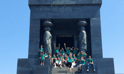 Učenici ispred Spomenika neznanom junaku sa stepenicama