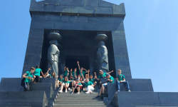 Učenici ispred Spomenika neznanom junaku