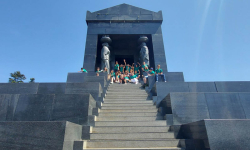 Učenici mašu ispred Spomenika neznanom junaku