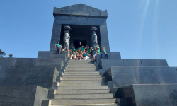 Učenici mašu sa Spomenika neznanom junaku