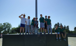 Učenici stoje na platformi