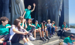 Učenici na vrhu stepenica Spomenika neznanom junaku