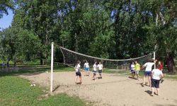 Učenik prima loptu u odbojci na pesku