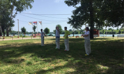 Četvoro učenika se sprema za trku u džakovima