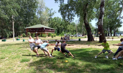 Takmičenje u vučenju konopca u prirodi