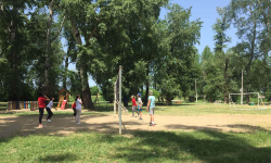 Učenici igraju odbojku na pesku