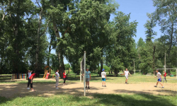 Učenici igraju odbojku na pesku