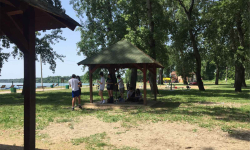 Učenici ispod drvene kolibe