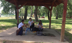 Učenici sede ispod drvenog krova