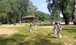 Učenici skaču tokom trke u džakovima