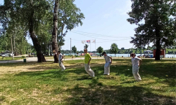 Učenici skaču u džakovima