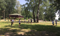 Učenici trče po travi