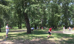 Učenici trče po travnjaku