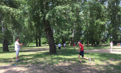 Učenici ispod drveta u parku