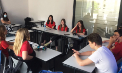 Učenici sede za stolom Učenici sede za stolom