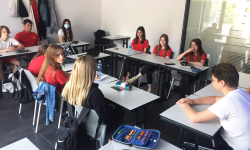 Svi učenici za stolovima Svi učenici za stolovima