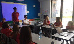 Učenik govori ispred drugova i drugarica Učenik govori ispred drugova i drugarica