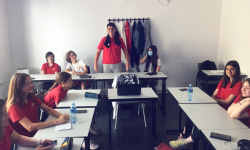 Učenik je ustao da održi govor Učenik je ustao da održi govor