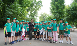 Grupna slika osnovaca sa učiteljicom