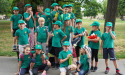 Grupna slika osnovaca u parku