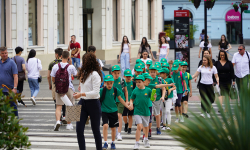 Osnovci prate vodiča