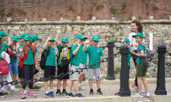 Osnovci ispred tvrđave