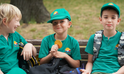 Osnovci jedu čokoladu